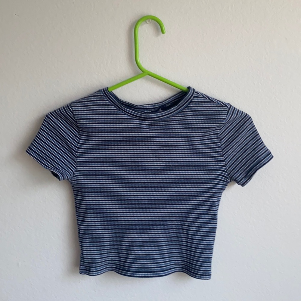 blue cropped tee